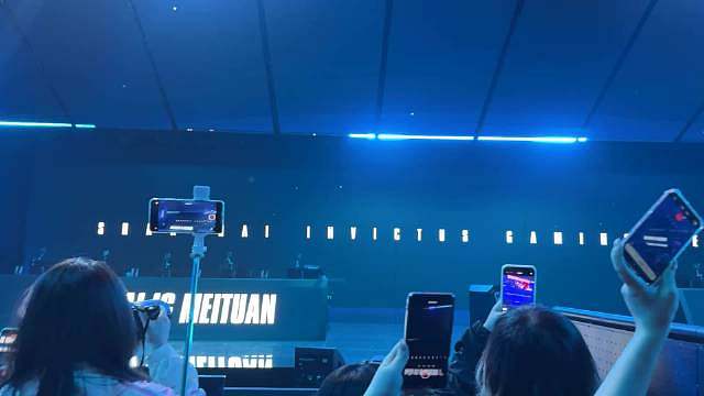 小i不再泪眼汪汪，而是星星眼大方展示S16门票！！！LPL世界赛出征仪式也有金色的雨！！！ ​​​