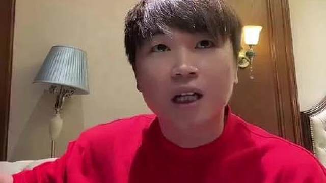 白老板恨铁不成钢，深夜给飞段发了很多条语音，飞段表示白老板从来没有和自己说过这么多话.