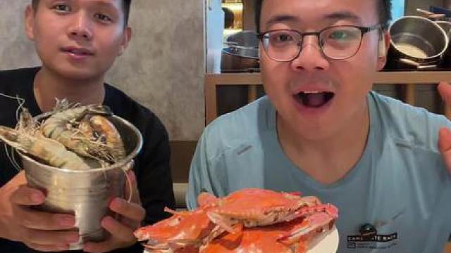开海季花300多爽吃海鲜，梭子蟹个大肉满 店名:一方渔歌；
地址:沈阳沈河区文化路81号万达广场5层；
价格:目前338，可能随时波动。 
来沈阳偶遇四年的网友 于是约着一起吃个自助，正好最近刚开海就去了这家一方渔歌。
刚开海，海鲜品质都是很不错的。螃蟹个个肉大饱满，哪怕是河蟹，现在不应，季里边的肉也很多。 
铁板和熟食在这类自助里水平还可以，可以穿插着吃一点。
他家的烤串和涮肉就差了很多，不推荐