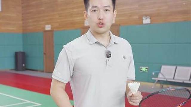 【反手发球总被扑？你可能第一步就错了】 这次跟着深铁羽毛球教练，一步步把动作拆明白
右脚在前、握拍靠上、肩肘架稳、球头向下、小引拍向前推。
动作不用大，稳定才是关键
想练球、约球，都可以来深铁文体运动馆解锁更多羽毛球玩法
岗厦北运动馆、黄木岗运动馆、深云文体公园、竹子林车辆段羽毛球馆、置业大厦天际运动馆