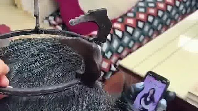 这个猩猩-居然会玩手机  -