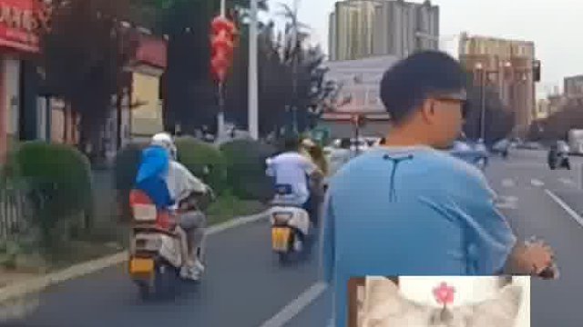 大哥你可以把车骑到路中间看看有多少人惯着你