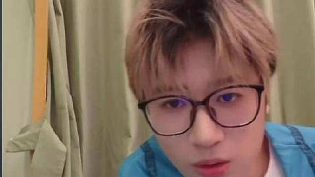【小胖年总在TTG打】
鹤辞：年总吗？小胖年总在我们这里打，在我们这里打
鹤辞刚才直播说小胖年总在t