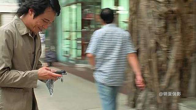 经典港片《神经侠侣》第二集，湾仔街头藏尽众生百态，老巡警看透现实的残酷，新人怀揣理想入局。