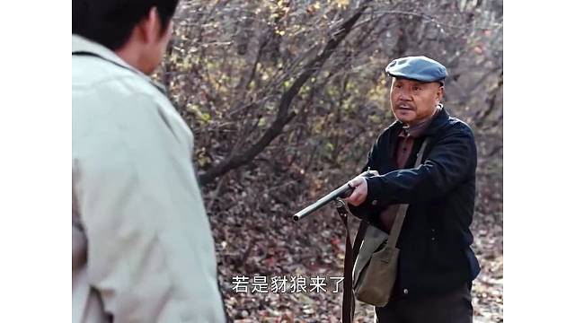 小伙找大爷麻烦，大爷下一秒掏出家伙
