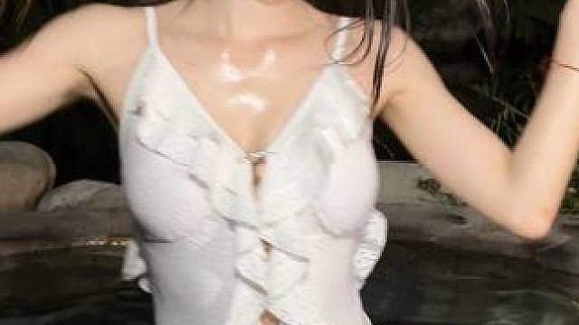 泳装泡温泉