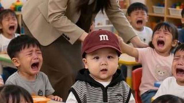 幼儿园开学第一天小屁孩看热闹不嫌事大