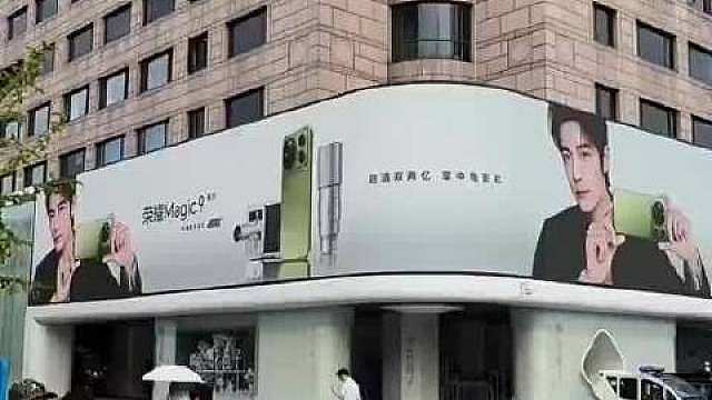 荣耀在肖战还没有正式官宣 仅仅一个预热的情况下 就把大屏给上了。。官宣后更是藏都藏不住！！恨不得告诉