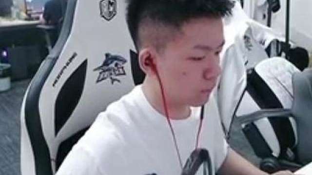 《五个人拿雷砸他脸上》