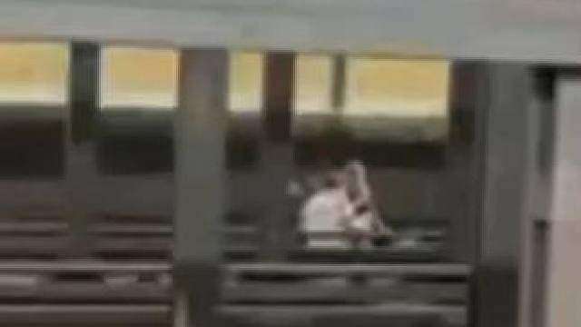 美国青年男女丧生地铁铁轨，路人视角视频曝光，地铁撞人前无减速行为。