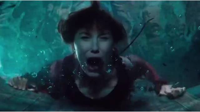 终于有人意识到被按在水里可以装死了