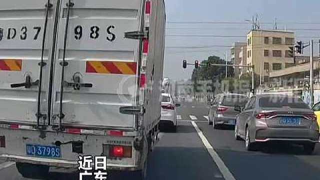 【转发提醒！】开车时尽量别夹在两辆大车中间！近日，广东。司机等红灯时看后视镜，紧急打转向避险，险些被