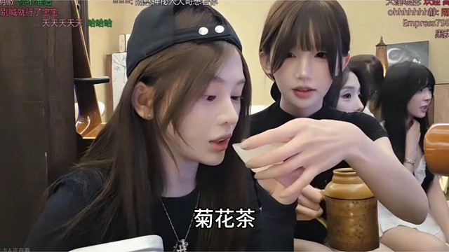 灵儿给大锤拿水喝，还得是大姐！后面还有壮壮李文卓娜娜萱萱小雪