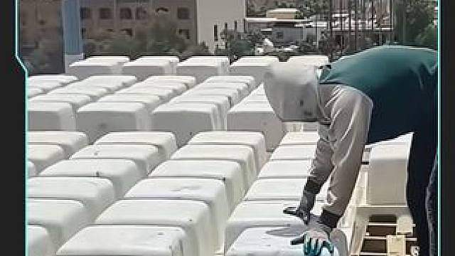 工头居然用塑料盒套住浇筑混凝土，明目张胆的“偷工减料”？