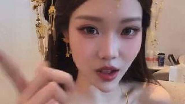 我放下所有回忆，来成全你的爱情