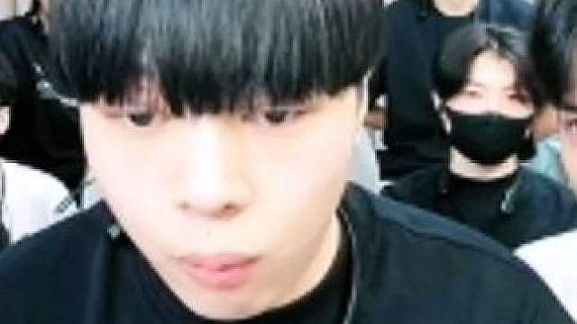 小小烟被剃光头了
