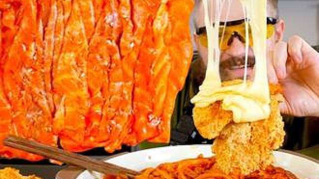 新美食三剑客！用香喷喷的芝士裹满鸡排，配上三文鱼和火鸡面太美味了！