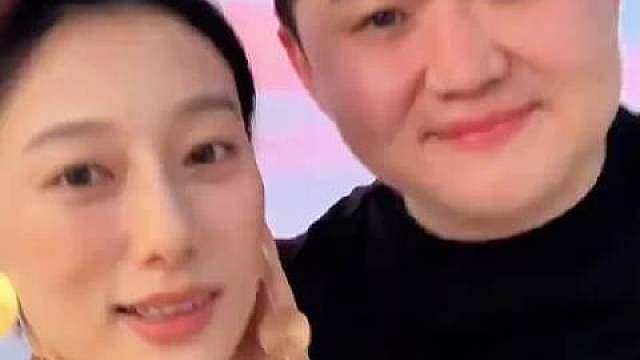 谁还记得当年全网都被他俩的婚礼狠狠戳到啊。网恋闪婚裸婚，小雪陪着一无所有的张百乔一路熬出来，那句承诺