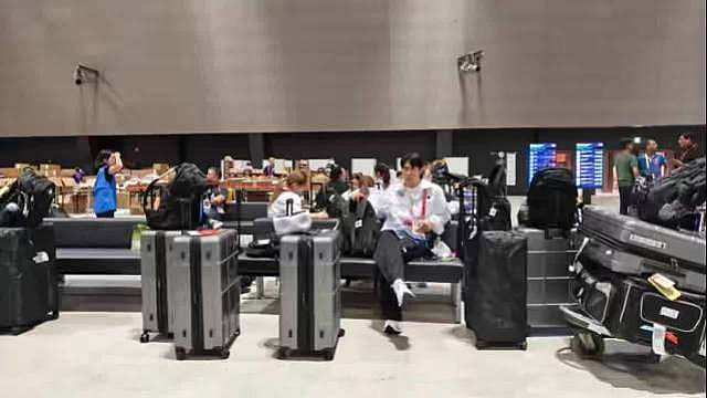 【多国亚运代表队落地名古屋被困机场数小时，包括中国乒乓球队、羽毛球队、体操队等：有人就地铺瑜伽垫开练