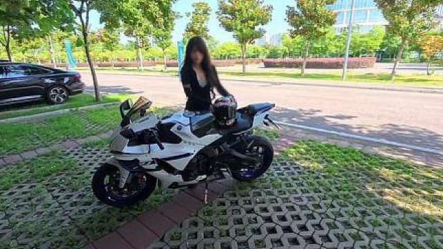 外卖员“喜提”雅马哈R1