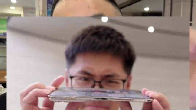 【】 9月17日，浙江杭州。 记者采访杭州数码店老板汪先生：影视飓风实测iPhone Duo，反向掰