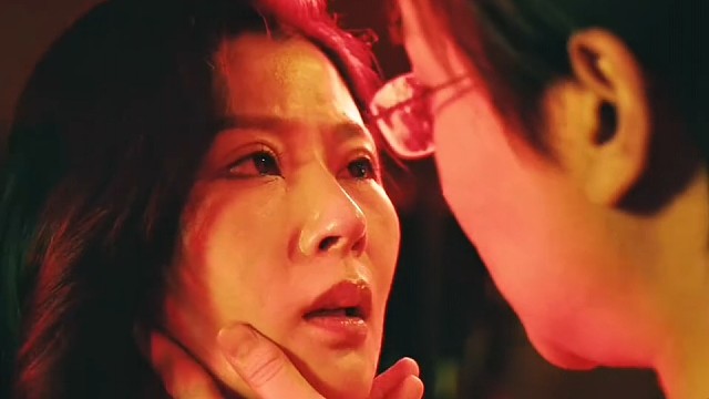 女人替丈夫还债只能让服从