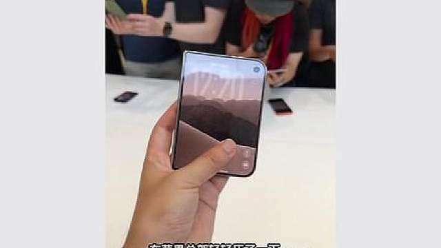 在苹果总部轻轻压了一下，Duo的屏就开始闪了 第一批 iPhone Duo 上手解禁。影视飓风 Tim 在苹果总部把展开的机身轻轻压了一下，现场没看出问题还夸了设计，回看素材才发现外屏已经在闪。他强调绝对没用力，结论是「这和直板机的可靠性就是不同的」。
*而同一批上手报道，夸的几乎都是另一件事：折痕看不见了。苹果的解法是纳米纹理雾制聚合物的刚度，不是整机抗弯，也不是折叠寿命。折叠次数官网通篇没给。
