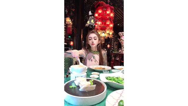 《吃遍上海滩》系列：主播梦鸽走访龙凤荟·传统粤菜餐厅，这家店内饰很有特色