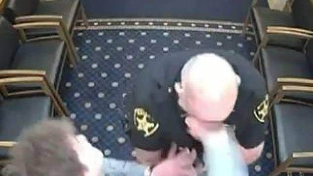 美国男子法庭内突然挣脱手铐，一记重拳击中警员喉部，在出口前被电击制服