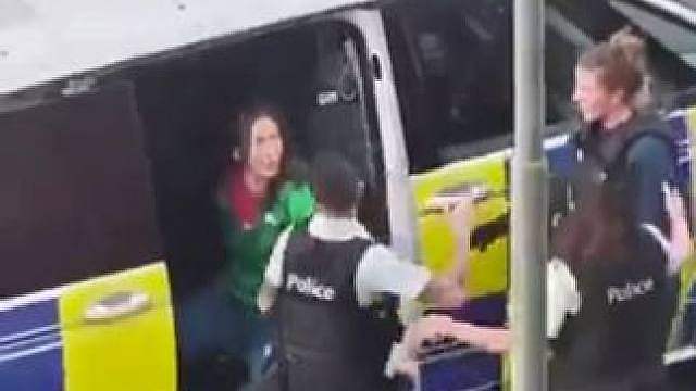 一个大逼斗是多么大的伤害？涉事女子与女警察发生争执，比利时男警察照脸狠扇一耳光。