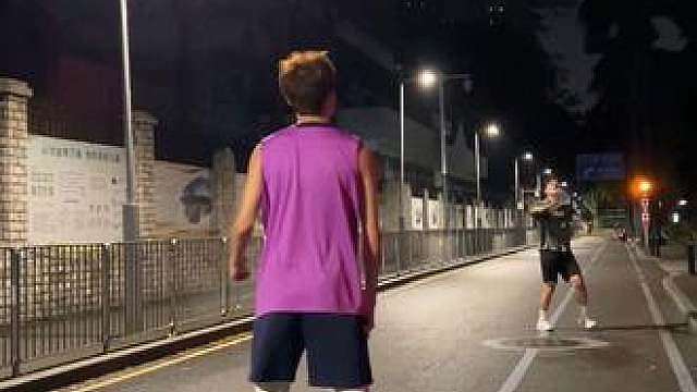 其实幸福很简单，在秋天的某一个夜晚和你 一起打球然后一起回家。