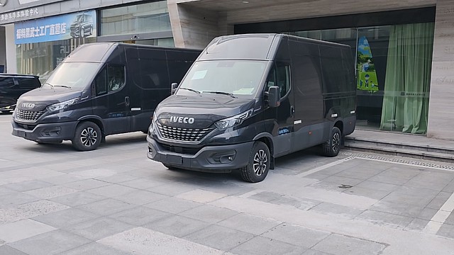 进口商务车，意大利依维柯，全新底盘可定制4座到9座，各种风格随意选择
