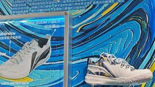 新品贴地飞行4PRO羽毛球鞋 贴地飞行4PRO羽毛球鞋，升级搭载碳䨻一体碳核心科技。