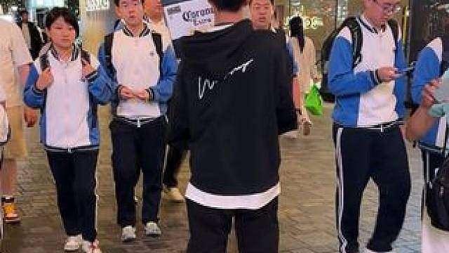 整蛊路人假装箱子掉下来