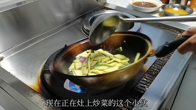 1800学徒工第一次炒菜，要求老板加500元工资，否则不干了