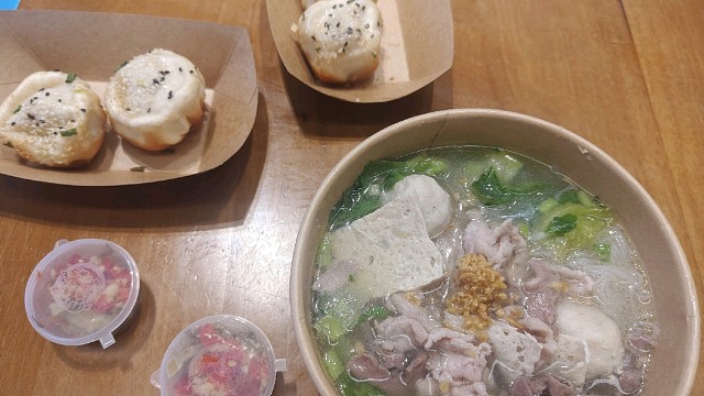 这个三鲜面是不是很特别，生煎包也很好吃，有肉还有大虾