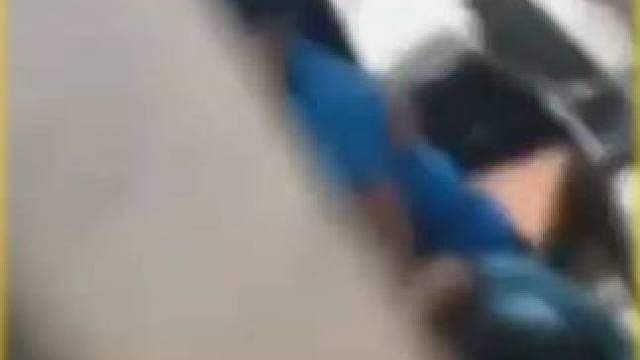 以课后辅导为由，印度男老师强吻女学生，遭学生哥哥当场抓住并殴打