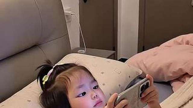 这小丫头片子的八百个心眼子全用在躲我身上了，以为装睡就能逃过我？结果手机一亮直接露馅，那小表情又好笑又好气