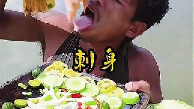东南亚海边人吃大龙虾和鱼生，蘸着料汁直接就大口朵颐