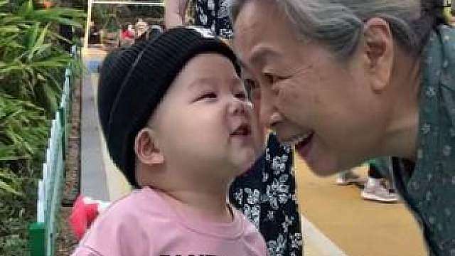 这娃聪明绝顶，把老奶奶的一句话，巧妙怼回去，让老奶奶哭笑不得