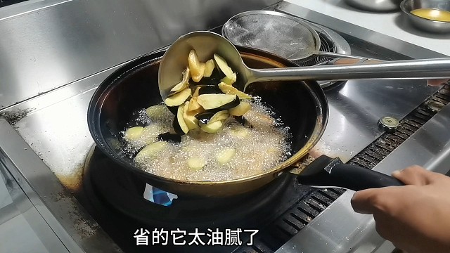 厨师长做个地三鲜，刚上桌被客人退了，也不知道咋回事？