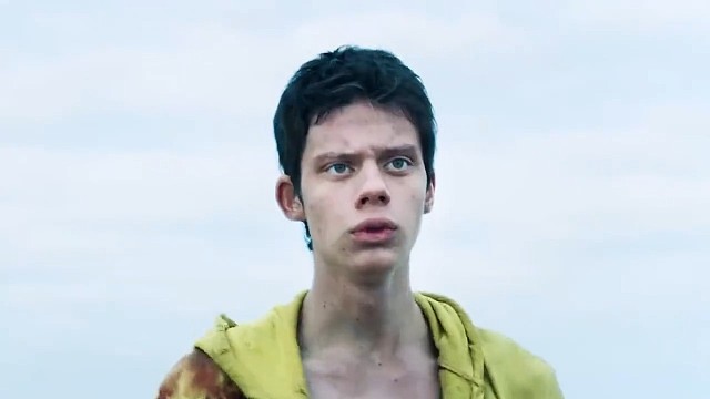 男孩用手雷炸鱼，炸出一大堆人的尸体
