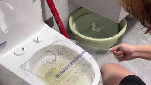 他说他是疏通马桶的高手