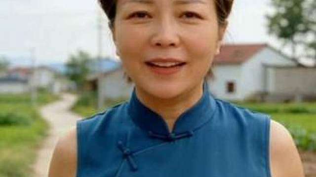 本以为挑菜很轻松，结果翻车了 自小在农村长大，以为挑担子不在话下，没想到现场直接失手，尴尬住了