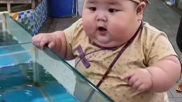 萌娃帮奶奶买菜