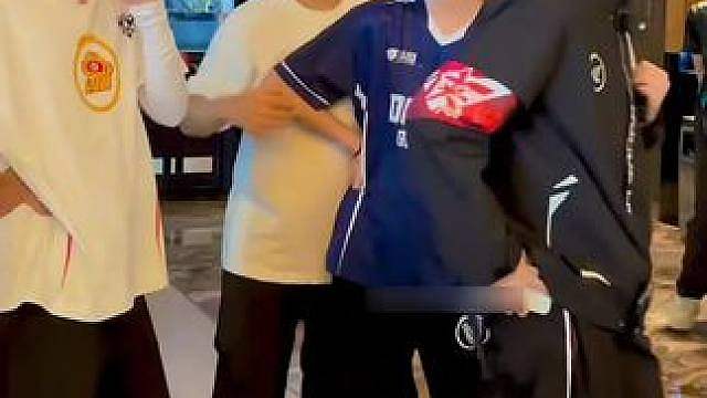 Fly吃完饭就要回狼队了，再次个老队友重逢相聚，等胖皇一起吃饭