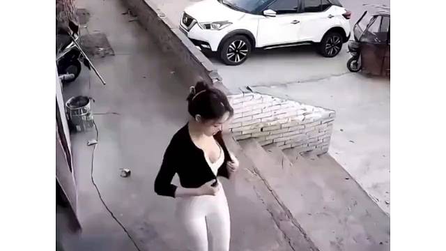 很周星驰，就是这个墙垛有点熟悉