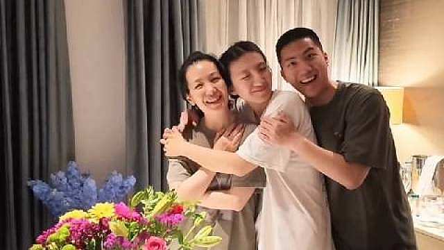 爸爸去哪里的康康已经变成男子汉啦！还在学飞行员驾照

卢芳姐好漂亮，一家四口共用一张脸啊！女儿美，儿