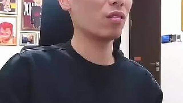 旭旭宝宝劝兄弟们远离精神小伙！
