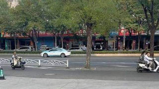 马路边的店铺